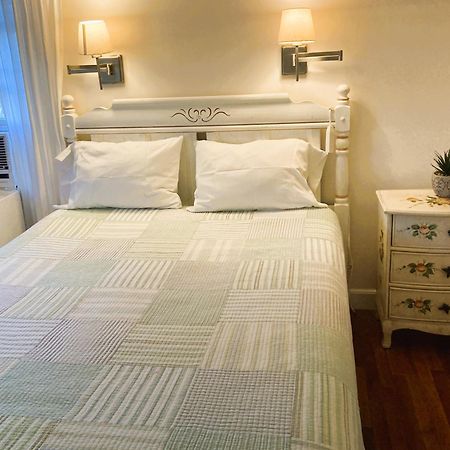 An English Garden Dennisport Room photo
