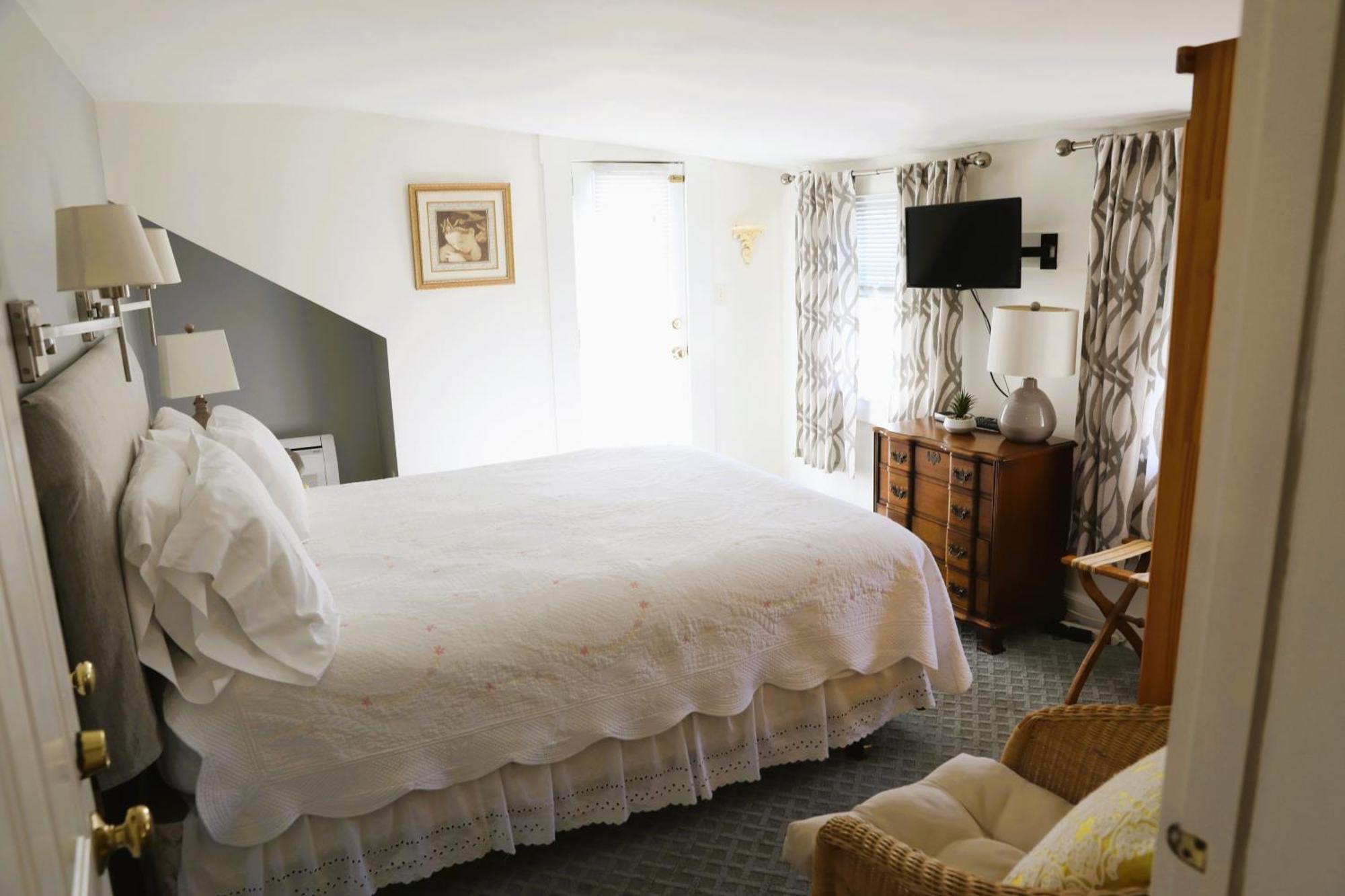 An English Garden Dennisport Room photo