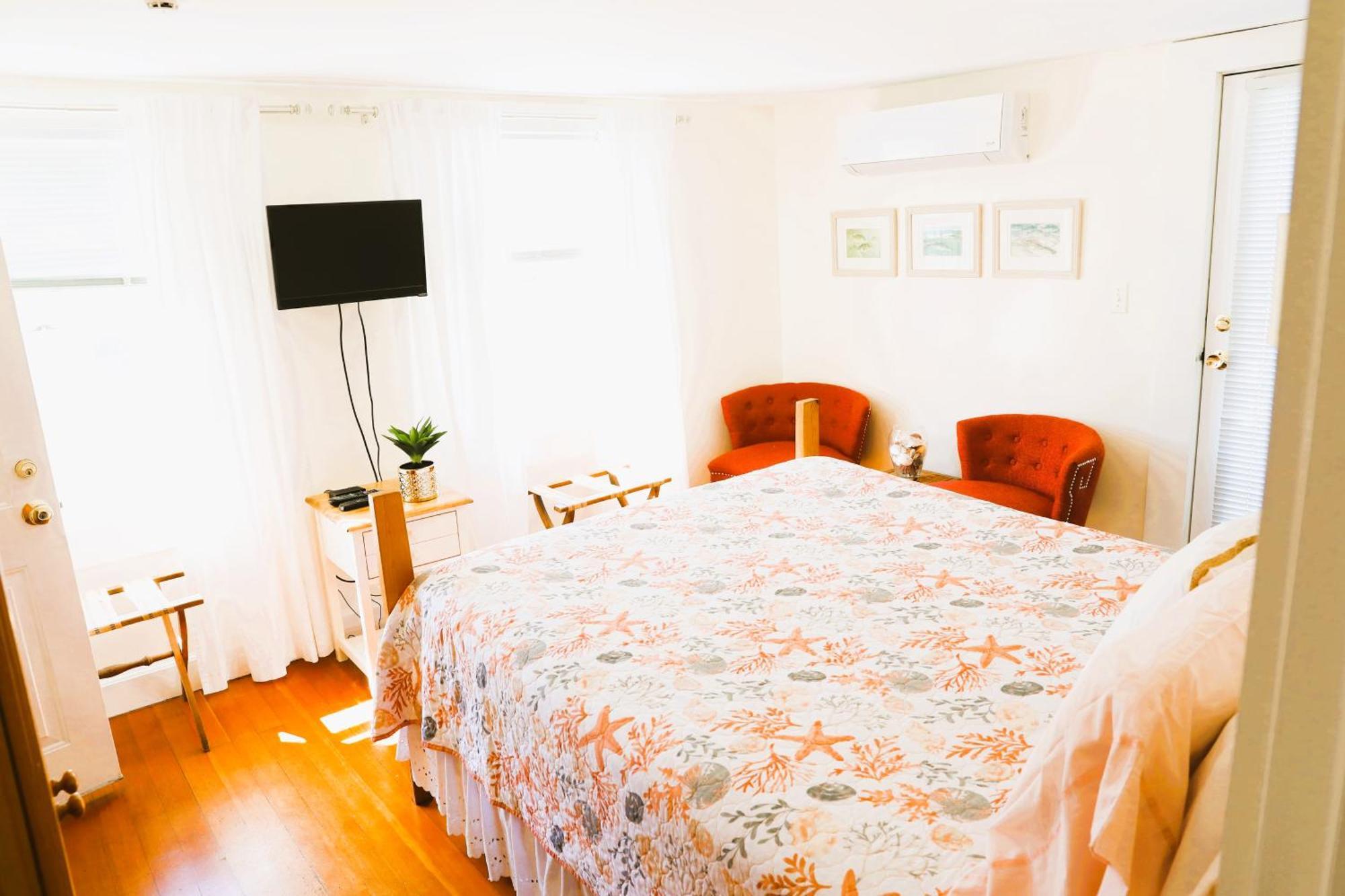 An English Garden Dennisport Room photo