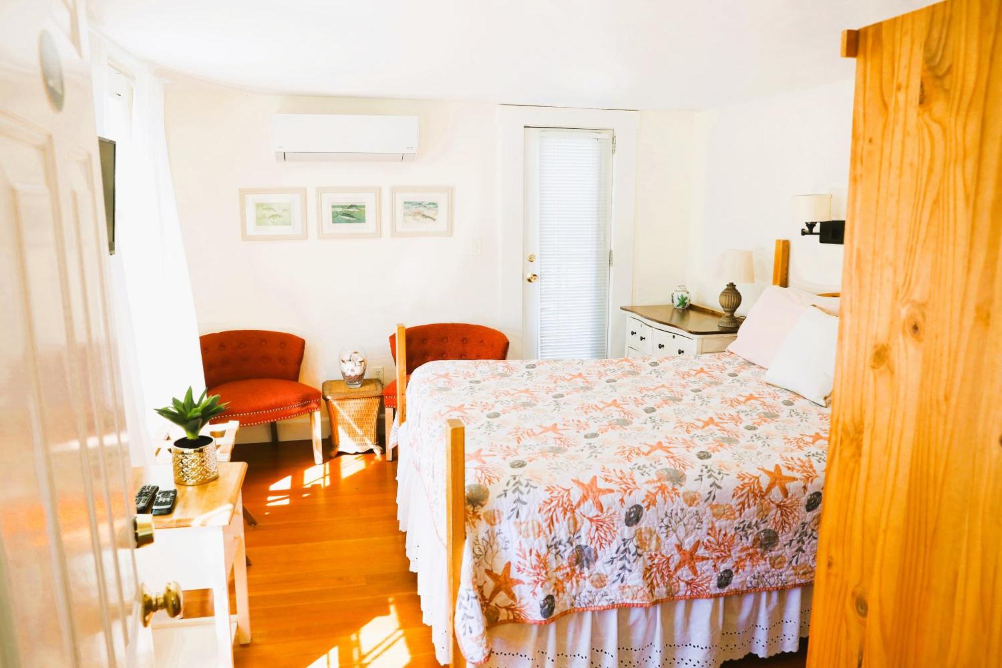 An English Garden Dennisport Room photo