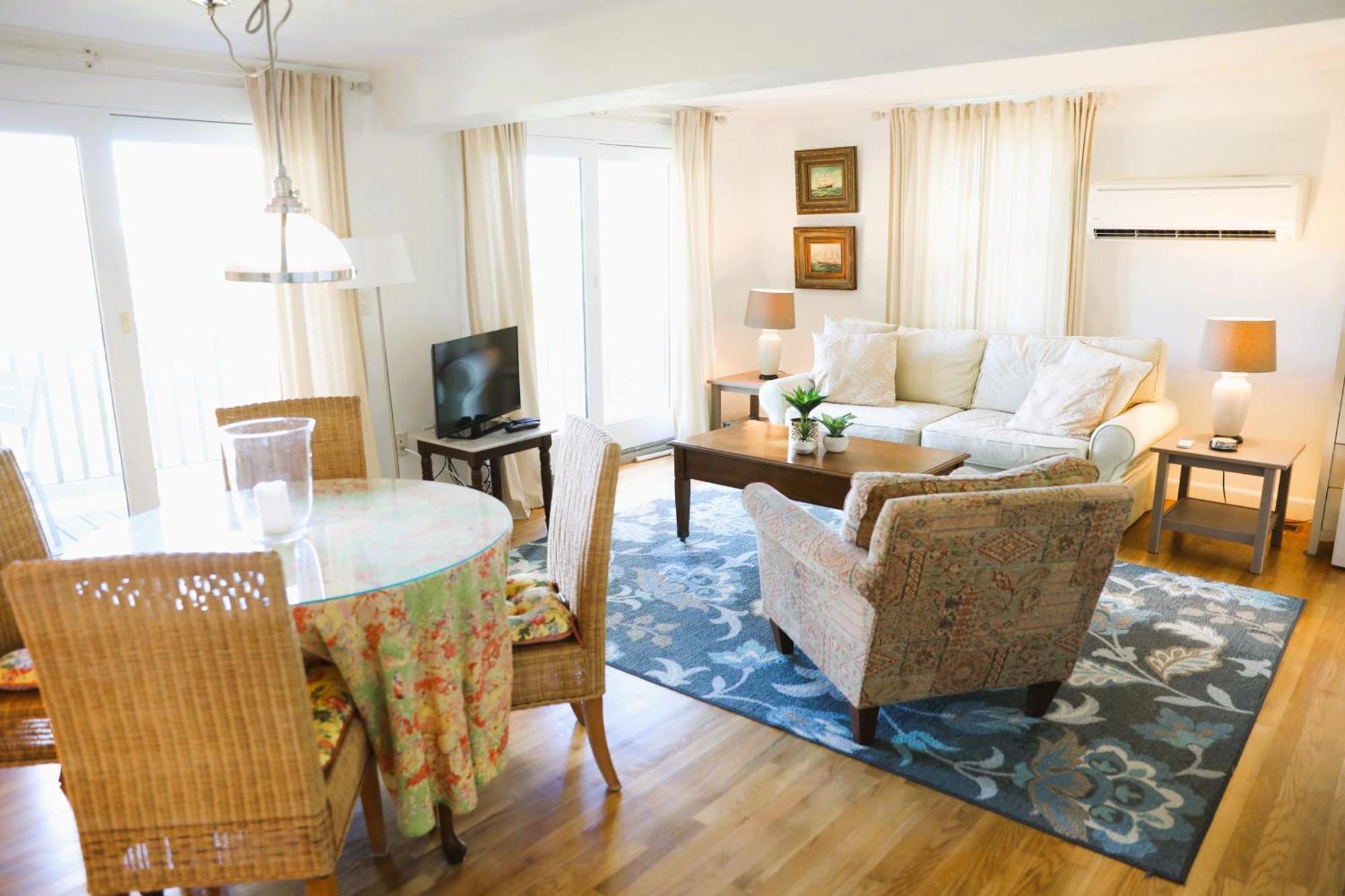 An English Garden Dennisport Room photo